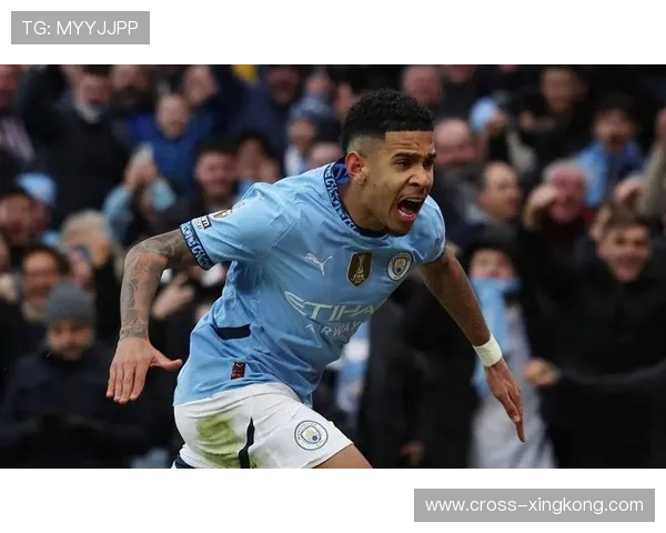 足球巨星花式脚踢篮球展示惊人控球技巧引全场喝彩