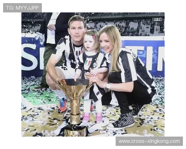 足球球星亲吻瞬间大揭秘：他们的爱情与荣耀如何交织成传奇